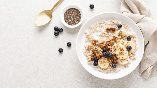 Tigela de aveia com banana, mirtilo e chia para artigo de alimentos para menopausa